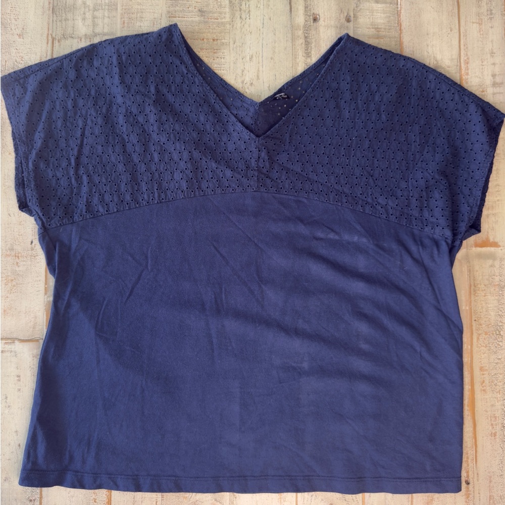 Uniqlo Eyelet V-Neck Top | Size Large | Casual & Breezy